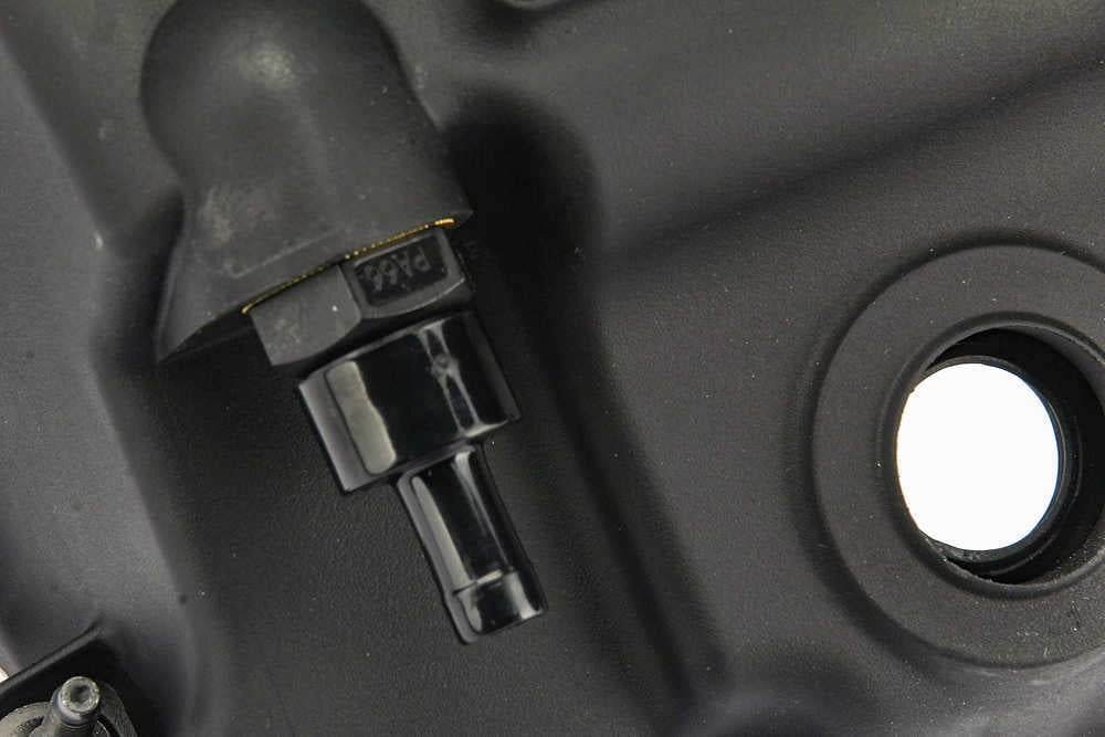 URO Parts 11122463733 Engine Valve Cover