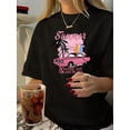 thumbnail image 1 of T-Shirt Noir Rétro pour Femmes avec Graphique de Voiture et Planche de Surf Rose - Col Rond Décontracté, Manches Courtes, Polyester, Lavable en Machine - Parfait pour l'Été, 1 of 7