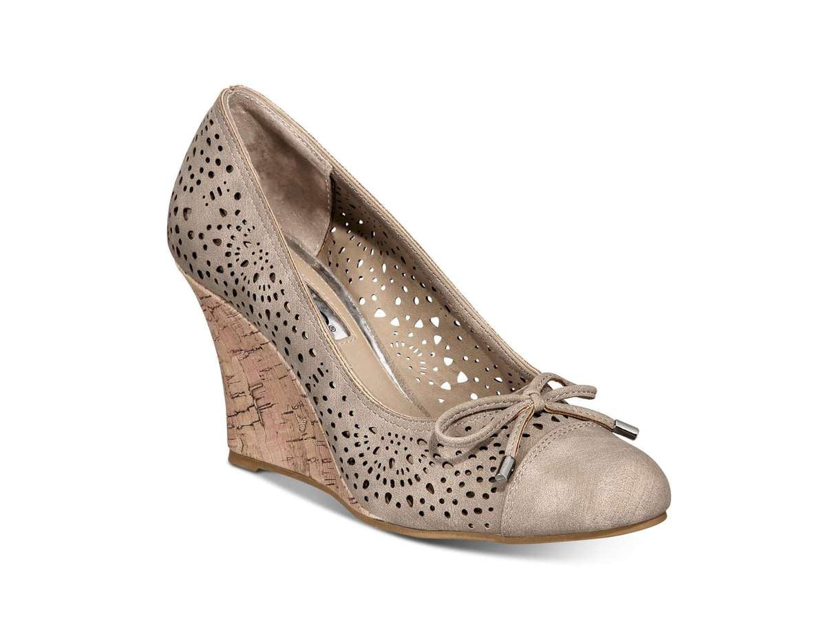 round toe wedge pumps