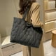 thumbnail image 4 of Bolso de hombro acolchado de algodón para mujer, bolso suave e hinchado, bolso de invierno para comunión femenina, 4 of 6