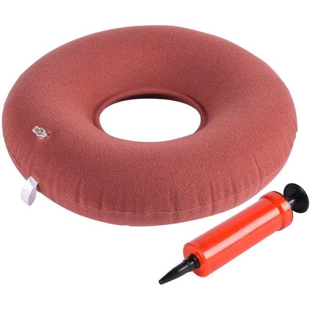 almohada en forma de dona para coxis, hemorroides y úlceras de cama - cojines de asiento en forma de dona de 14" para aliviar la presión - dona inflable para sentarse durante el embarazo posparto cojín donut inflable color terracota, vista frontal centrada con orificio central; cubierta de velour durable, válvula de inflado y cinta antideslizante visibles; bomba manual naranja incluida. Diámetro exterior 38 cm (15"), interior 10 cm (4"), altura 9 cm (3.54"), soporta hasta 100 kg (220 lbs). Se infla o desinfla para ajustar la firmeza y es adecuado para silla, cama o viajes; suele usarse también como cojín portátil posparto.