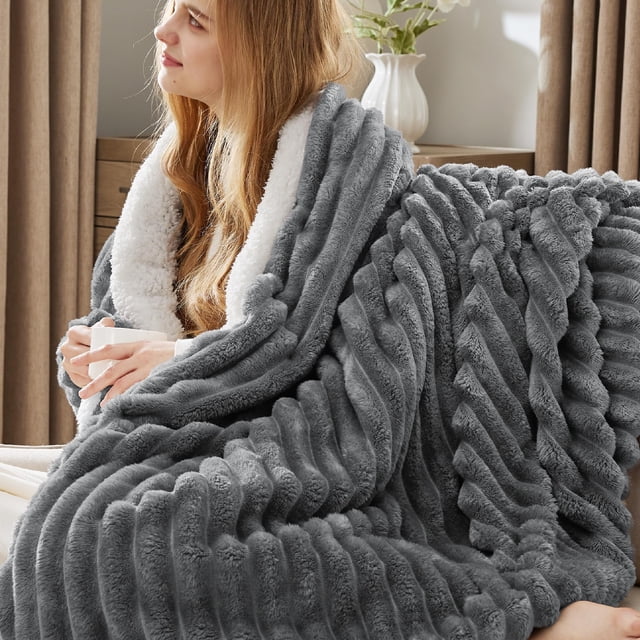 Manta Bedsure Sherpa Queen de 230 x 230 cm, color gris oscuro