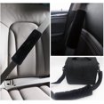 thumbnail image 2 of Abertura para cinturón de seguridad de suave piel de oveja. Cojín de cinturón de seguridad extraíble y práctico de piel de oveja sintética, con cómoda protección para los hombros (negro)., 2 of 5
