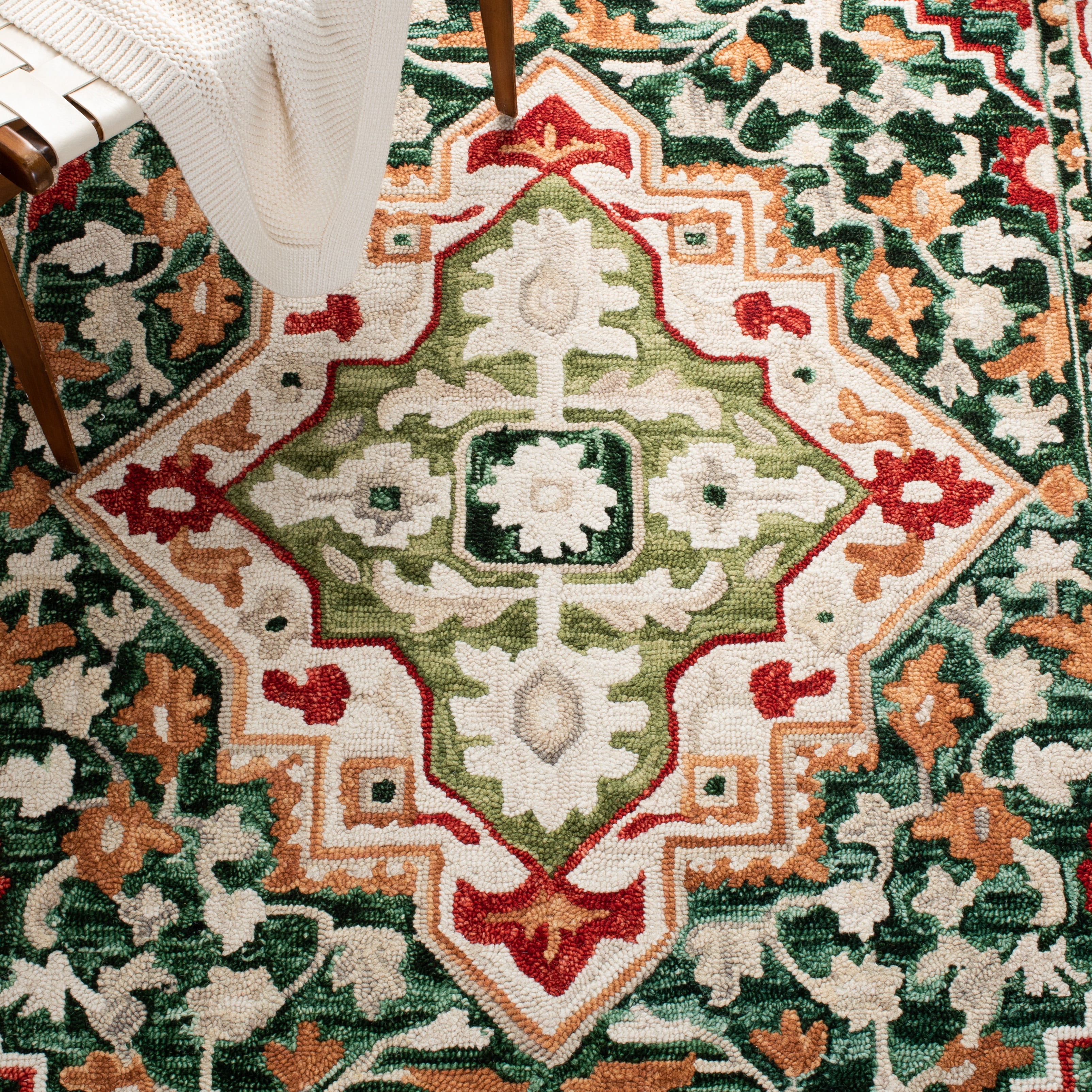 SAFAVIEH Aspen Coco Southwestern Wool Area Rug, Green/Red, 7' x 7' Square