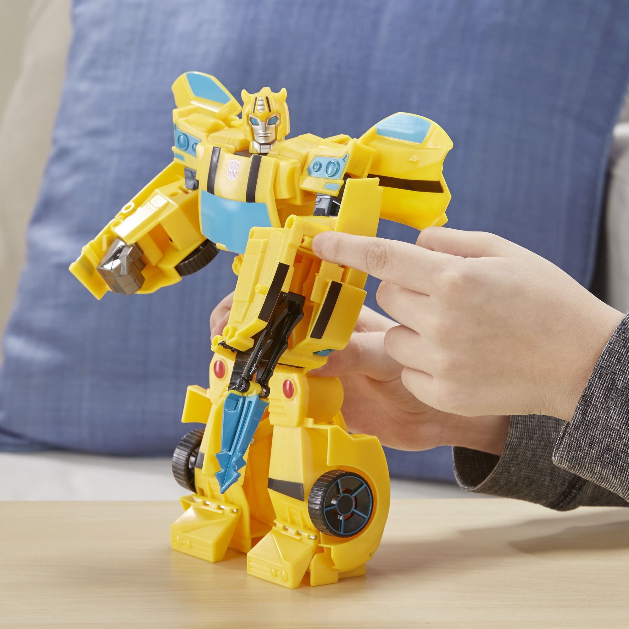 Transformers Cyberverse Action Attackers: Ultimate Class Bumblebee