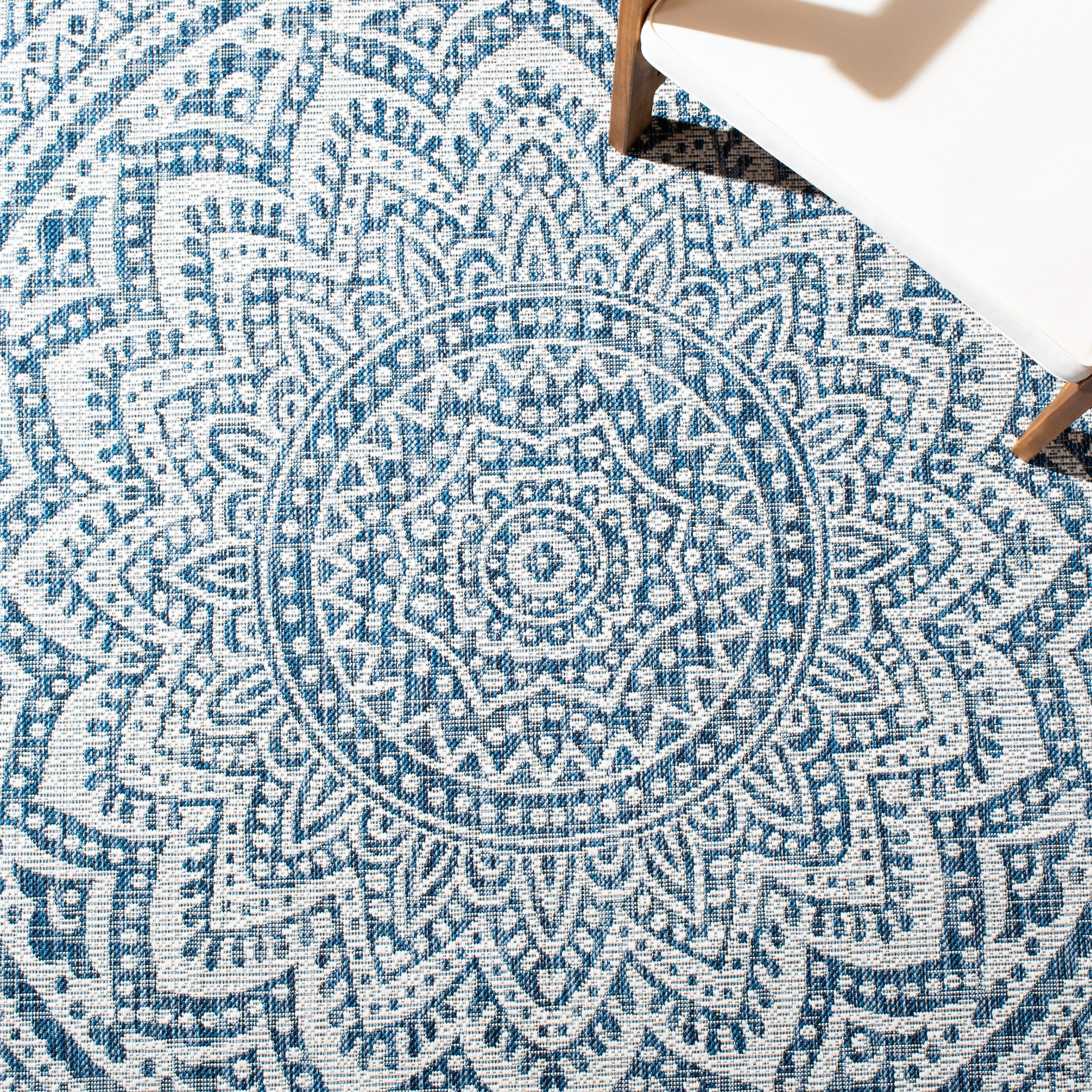 SAFAVIEH Courtyard Josiah Floral Medallion Indoor/Outdoor Area Rug, Ivory/Navy, 7'10" x 7'10" Square