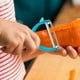 thumbnail image 4 of Pelador de Frutas y Verduras | Hoja de Acero Inoxidable y Mango de Plástico | Mango Ergonómico con Protector de Mano | Aparato de Cocina Multifunción para Pelar Patatas, Manzanas, Zanahorias y Más |, 4 of 5