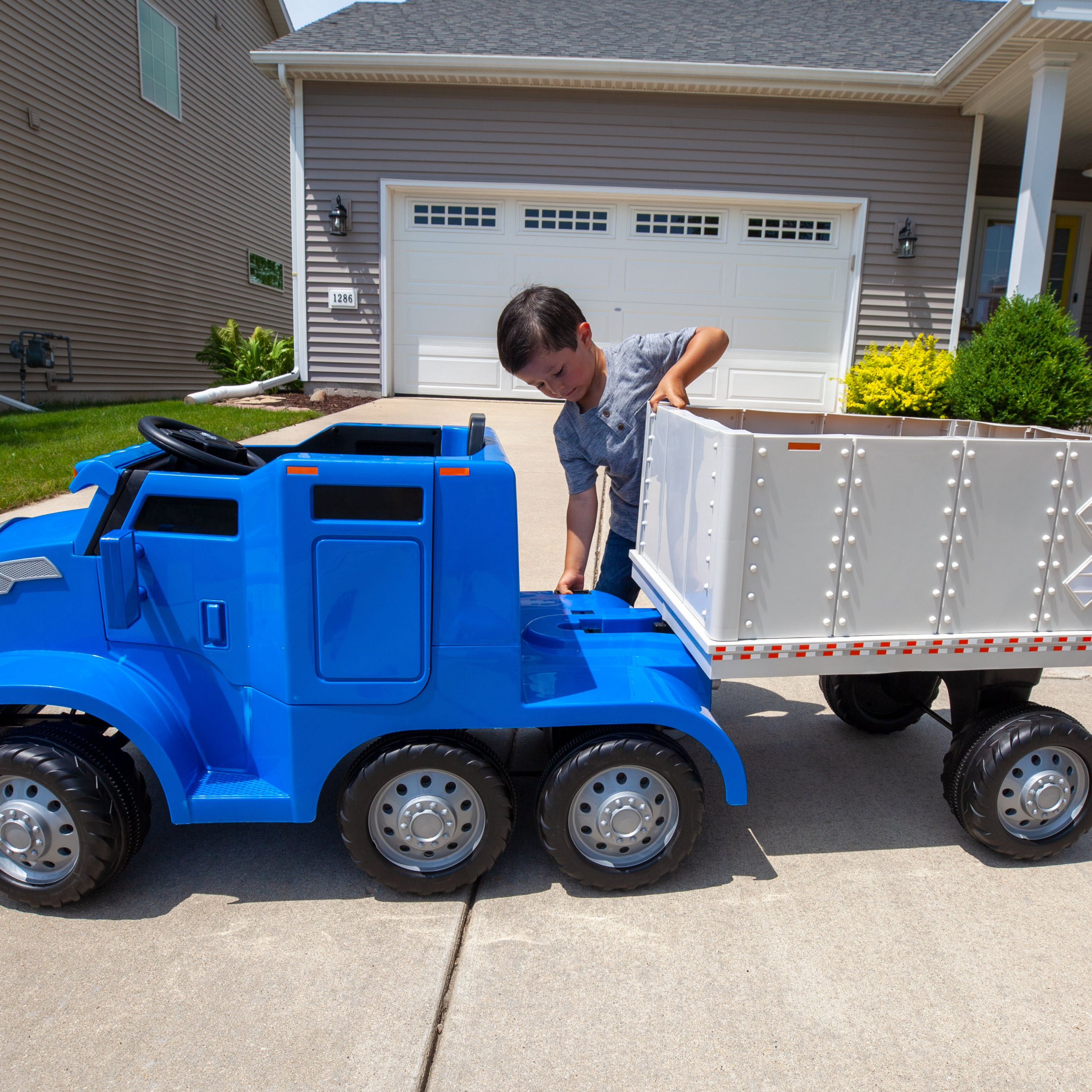 Kid Trax Semi-Truck and Trailer Ride-On Toy, Blue - image 4 of 10