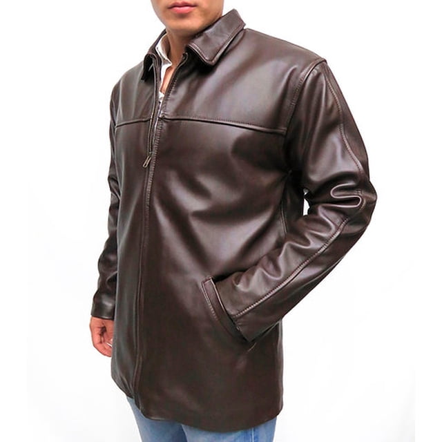chamarra de piel cafe elegante con cuello de solapa para hombre castelli leather authentic calvin bomber elegante con cuello de solapa — Chamarra masculina de piel bovino color café, vista 3/4 frontal con cierre metálico central, cuello de solapa clásico, costura horizontal en el pecho y dos bolsillos frontales insertados; largo a la cadera sobre fondo blanco, adecuada para uso urbano y ocasiones formales.