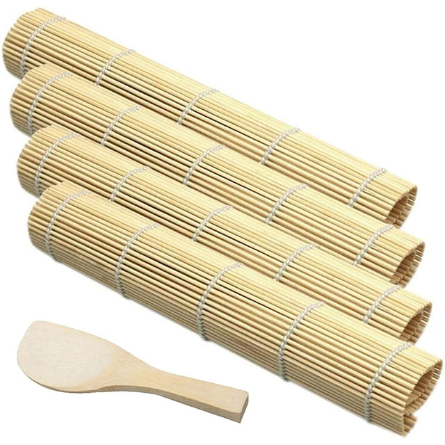 tapete de bambú para sushi, kit de fabricación de sushi de bambú, kit diy de sushi, tapete de bambú, tapete de cocina de bambú para sushi muestra tres esteras enrolladas de varillas de bambú natural unidas con hilos blancos y una pala de madera plana; vista frontal, ideal para enrollar maki y uso en cocina doméstica. También suele usarse para practicar técnicas de enrollado en iniciación a la preparación de sushi.