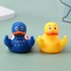 thumbnail image 4 of Pato de goma con forma de dedo medio, pato de goma con forma de Trump, con patrón de bandera de EE. UU., pato amarillo pequeño para el interior del tablero de instrumentos del automóvil y la camioneta, 4 of 5