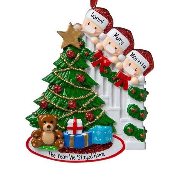 Feliz árbol de Navidad colgando decoraciones de regalo familia adornos navideños diy con nombres