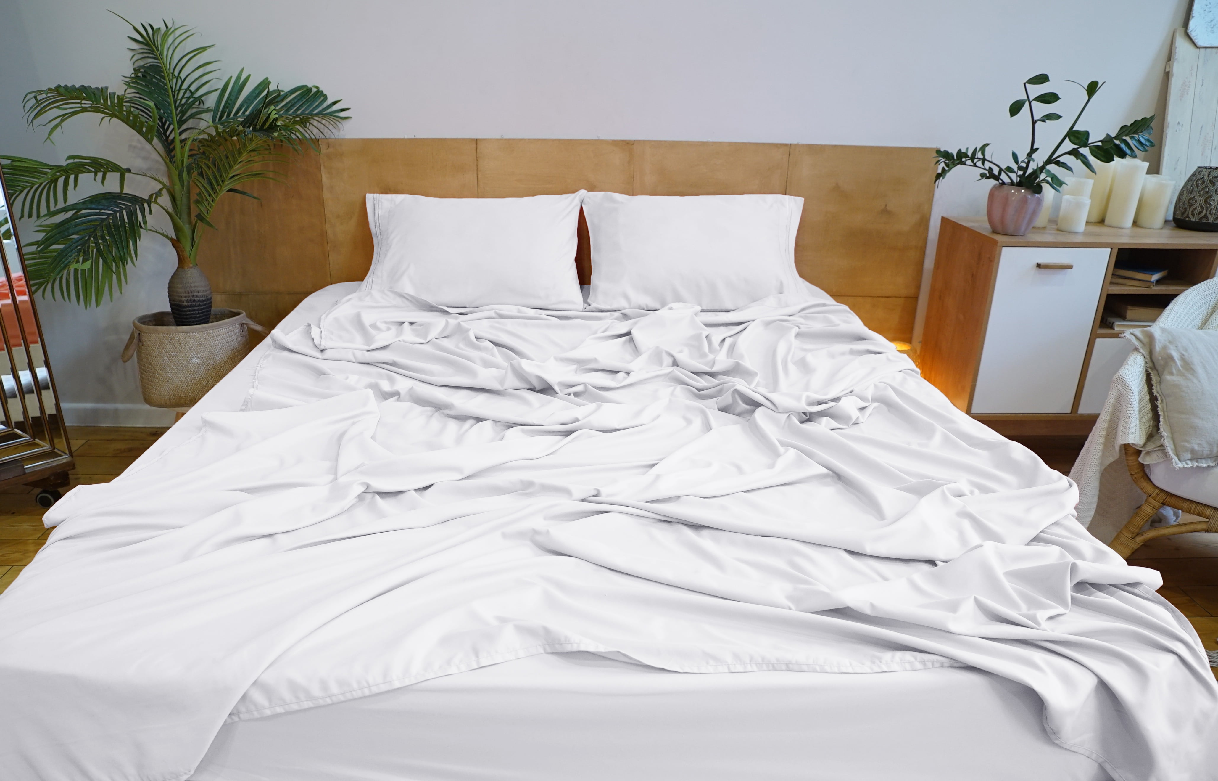 Mezzati Brushed Microfiber Bed Sheet Set - Ultra Soft and Lightweight for Ultimate Sleep Comfort, Wrinkle Free and Color Fade Resistant, 4pc Queen White