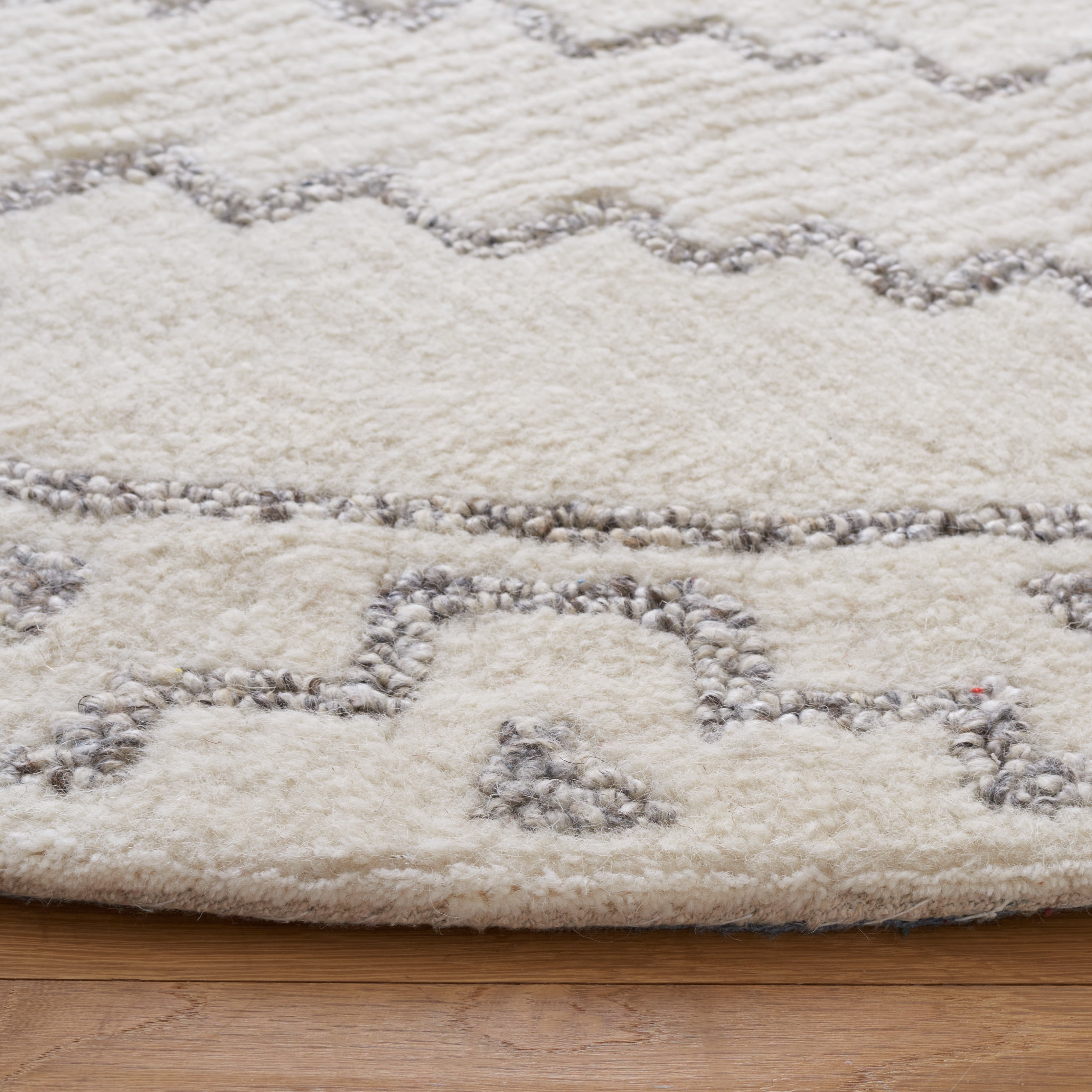 SAFAVIEH Casablanca Lidija Geometric Area Rug, Ivory/Grey, 6' x 6' Round