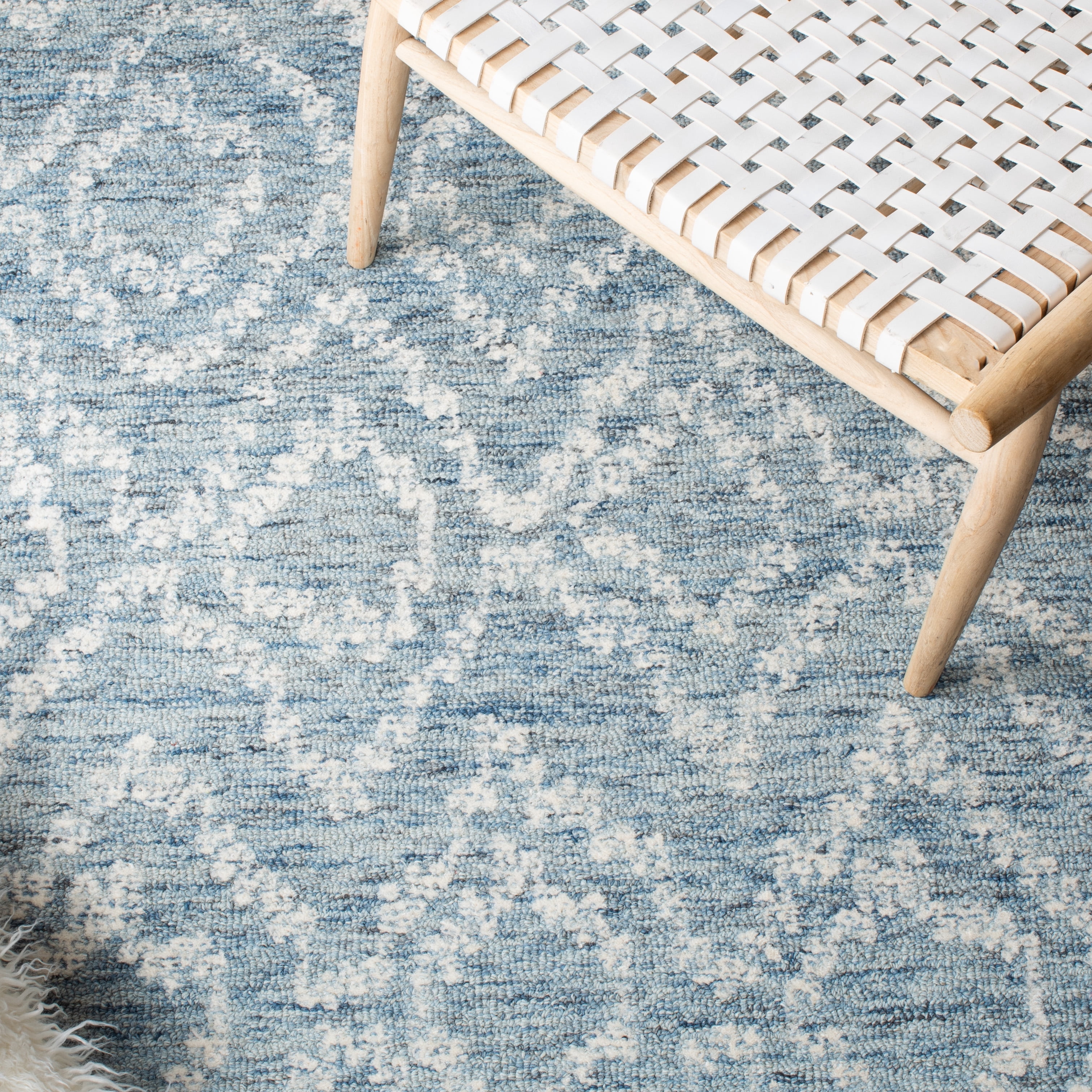 SAFAVIEH Metro Xaviera Diamond Area Rug, Natural/Blue, 6' x 6' Round