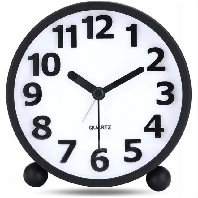 Reloj despertador analógico silencioso, de metal negro, dígitos 3D grandes, reloj de mesa que no hace tictac con luz nocturna, reloj despertador de mesita de noche de 10,8 cm