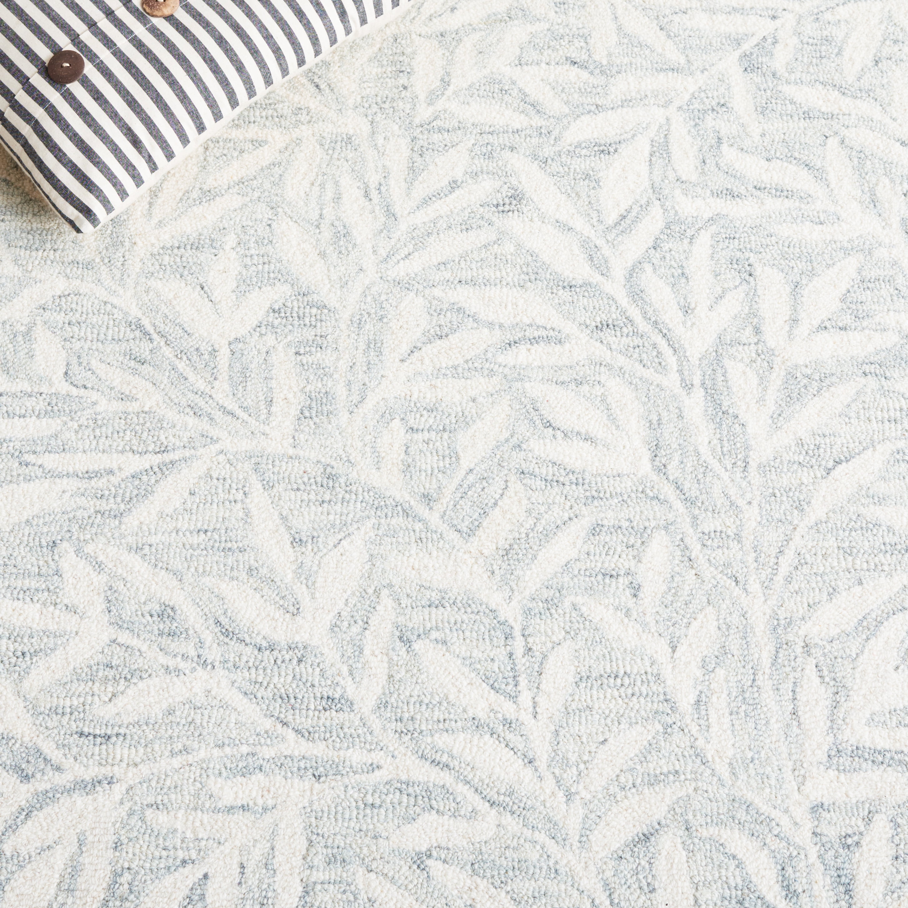 SAFAVIEH Jardin Zahara Floral Area Rug, Light Gray/Ivory, 5' x 8'