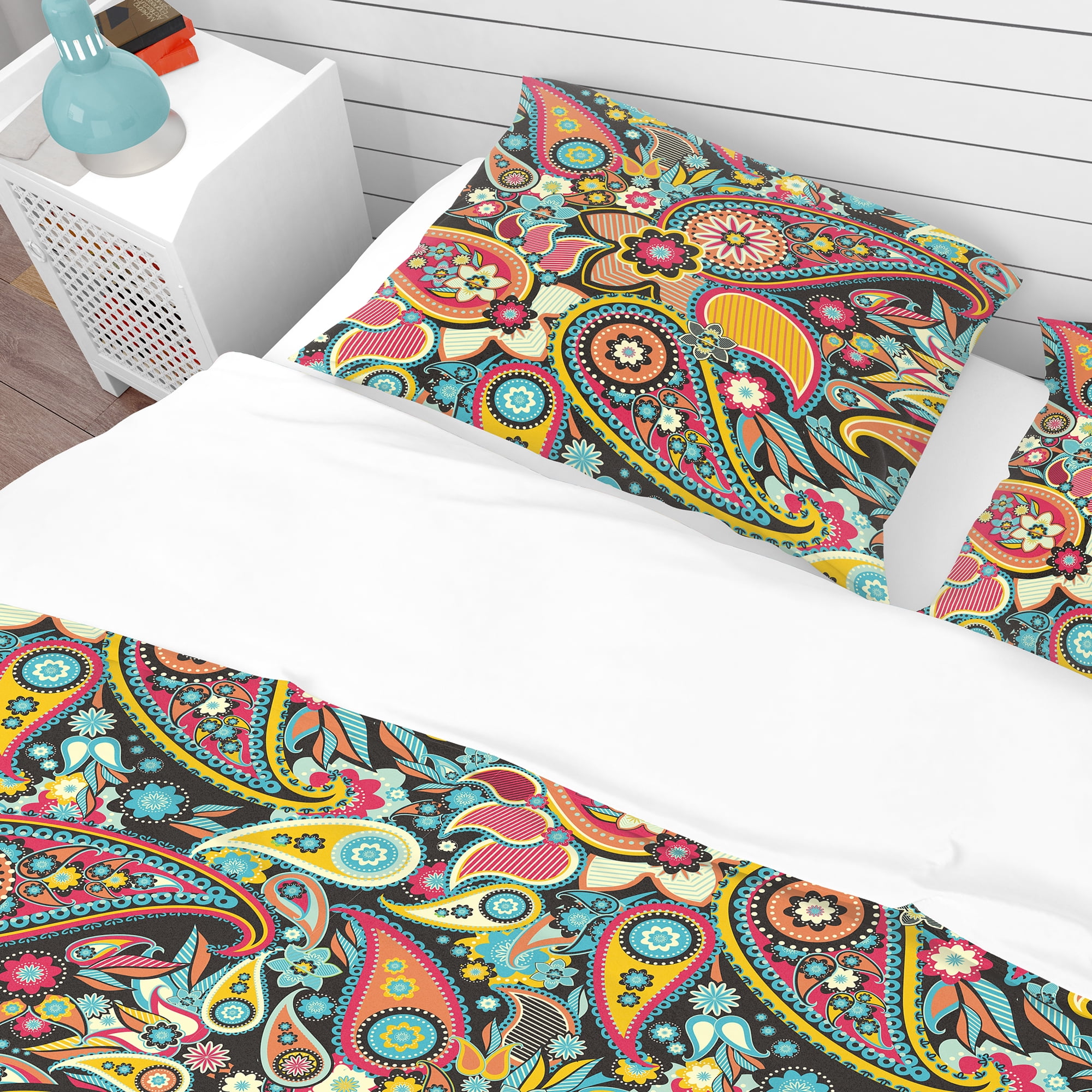 Designart 'Traditional Asian Elements Paisley' Bohemian & Eclectic Duvet Cover Set