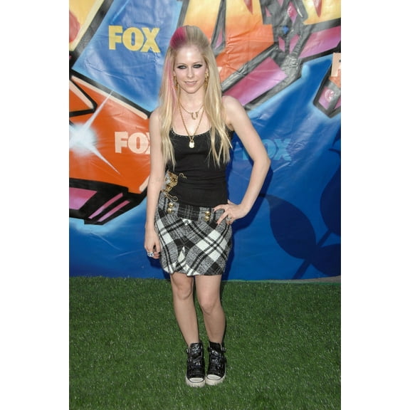 Avril Lavigne At Arrivals For 2007 Teen Choice Awards, Gibson Amphitheatre, Universal City, Ca, August 26, 2007. Photo By Dee CerconeEverett Collection Celebrity (8 x 10)