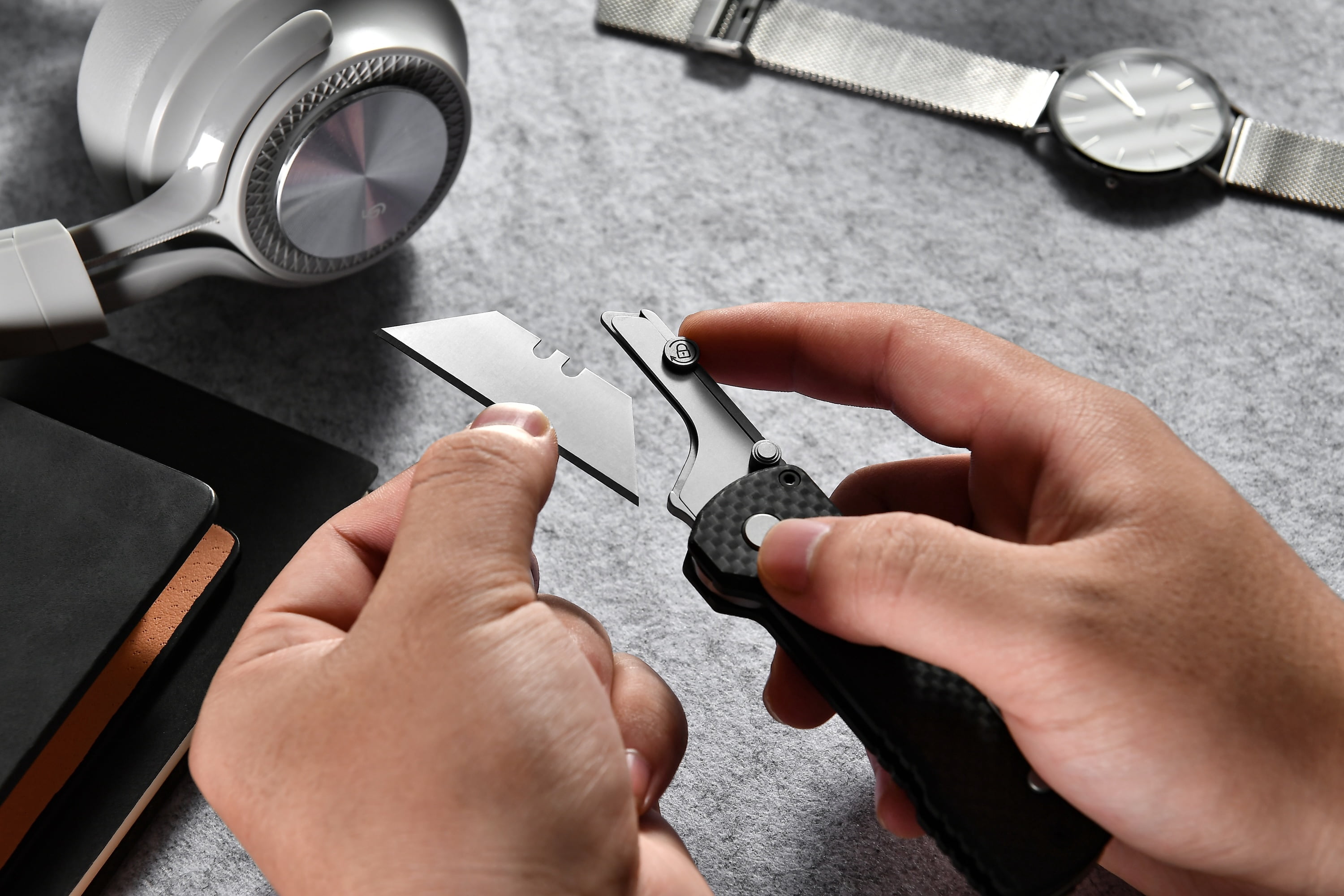Olight U1 Pro Utility Knife with Folding Screwdriver - Carbon Black Fiber + Olight OPatch