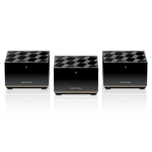 netgear nighthawk tri-band whole home mesh wifi 6e system (mk93s) - enrutador + 2 extensores de satélite - velocidad de 5,7 gbps - cobertura de hasta 7500 pies cuadrados, 100 dispositivos - incluye ar: Vista frontal de los tres módulos MK93S alineados; cada unidad es cúbica y negra con patrón geométrico en la parte superior, indicador LED azul frontal y logo Nighthawk en la base, sobre fondo blanco con reflejo. Suele usarse para desplegar una red mesh WiFi 6E de alta capacidad en todo el hogar.