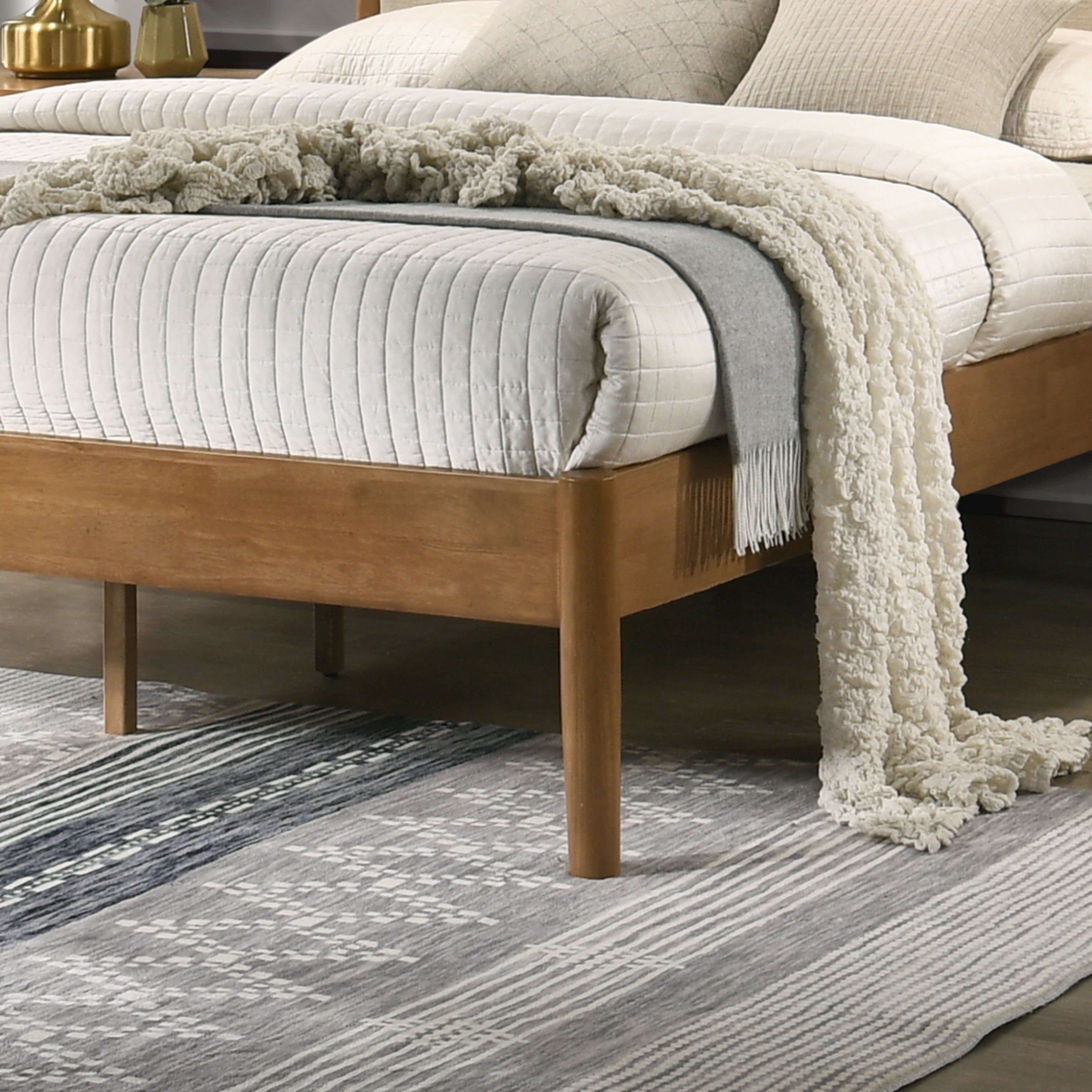 Roundhill Furniture Vichy 3-Pc Rubberwood Bedroom Set, Platform Bed with Two Nightstands, Queen