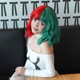thumbnail image 4 of Perruques Rouges et Vertes Perruques Douces Cheveux Bouclés et Longueur d'Épaule Longues Perruques Synthétiques de Vacances Perruques Quotidiennes pour Filles. Grande Perruque Bouclée pour Femmes, 4 of 6