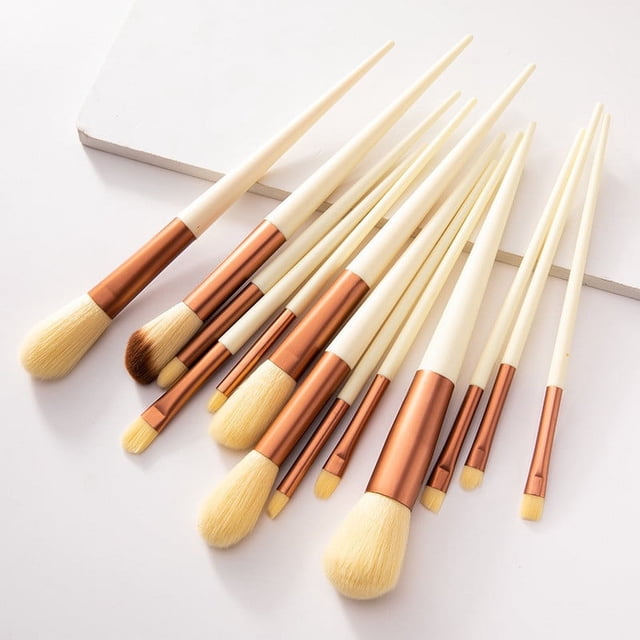 Set de 13 brochas de maquillaje: brocha para rubor, brocha para polvos sueltos y brocha de maquillaje.
