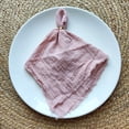 thumbnail image 1 of Xiao Hua Servilletas de tela de 42 x 42 cm (juego de 4), de gasa de lino con flecos, reutilizables, suaves y con flecos, para cenas, fiestas, Navidad y bodas (rosa claro)., 1 of 4