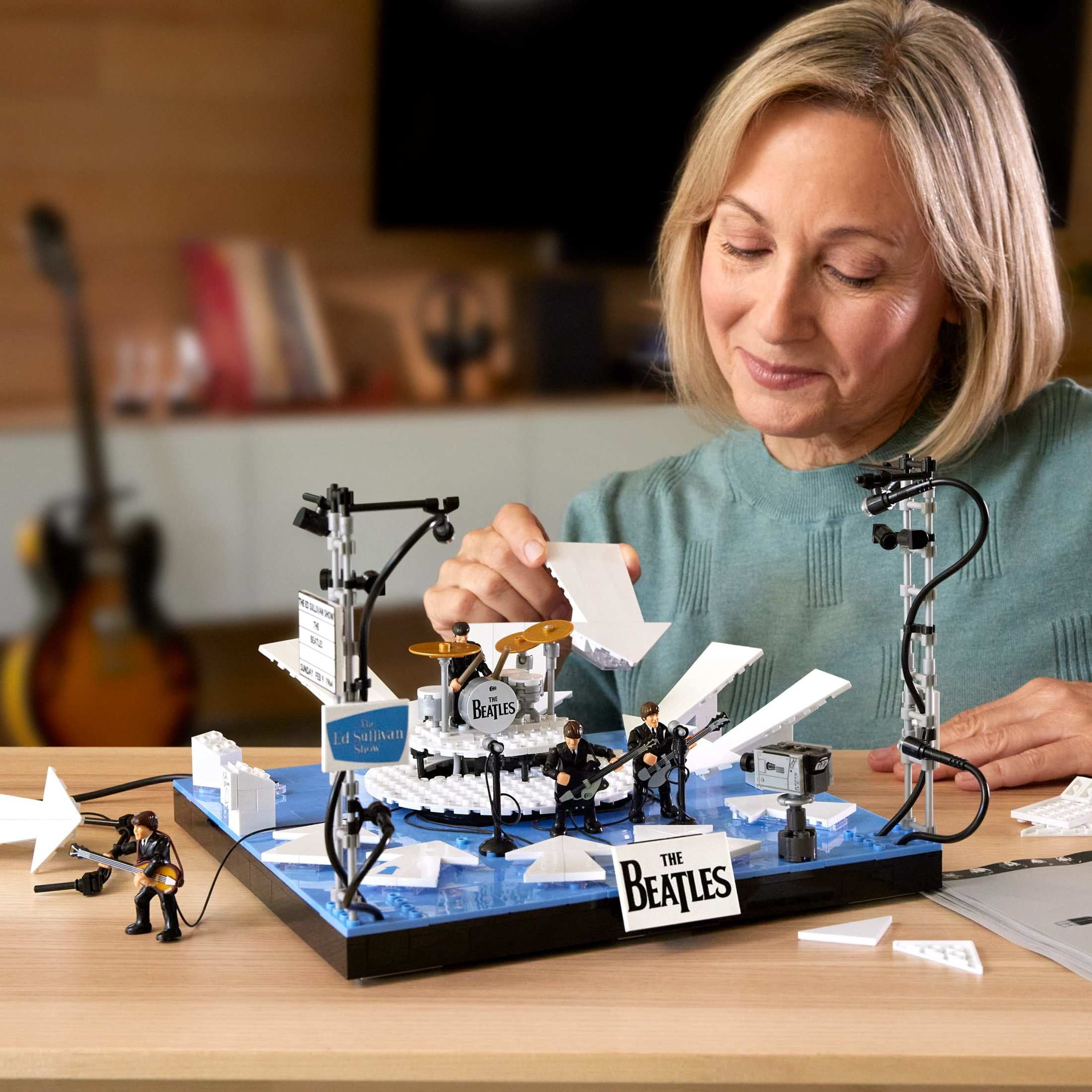 MEGA The Beatles Building Toy Kit with Lights, 681 Pieces