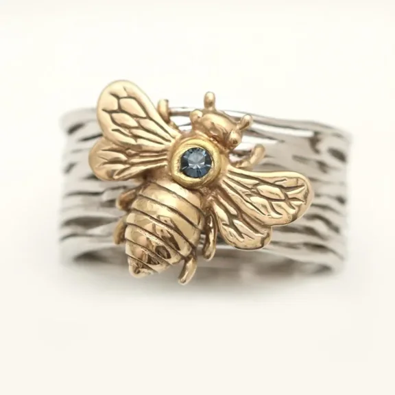 New Newly developed fashion bee ring, two-color alloy jewelry catwalk wear accessories popular jewelry