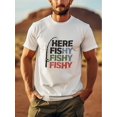 thumbnail image 1 of Camiseta gráfica "Here Fishy Fishy" para hombre: camiseta informal de algodón negra con estampado de cañas de pescar de colores, cuello redondo y manga corta. Ideal para actividades al aire libre en v, 1 of 4