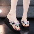 thumbnail image 1 of Chanclas de Hello Kitty con diamantes de imitación, chanclas de moda rosas, zapatos de playa con cuñas de perlas dulces y suela gruesa de verano para mujer, 1 of 6