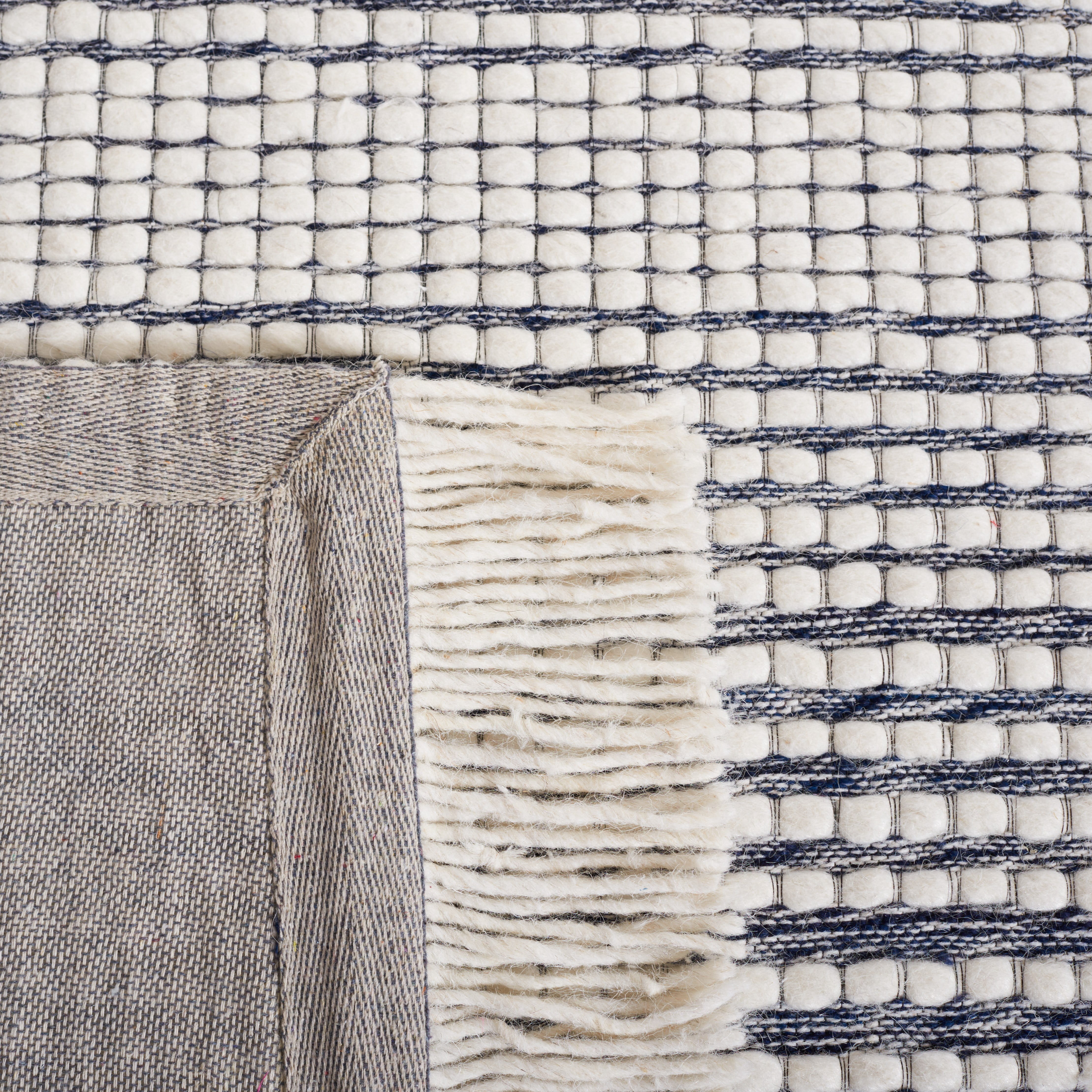SAFAVIEH Marbella Peronal Distressed Area Rug, Ivory/Navy, 4' x 6'