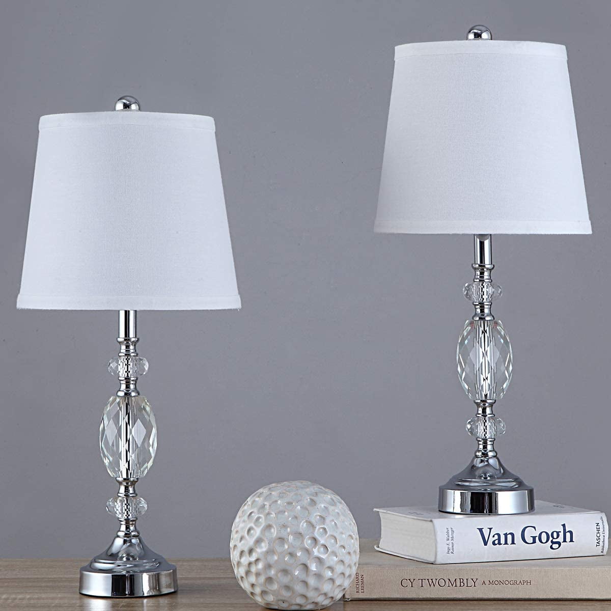 2 bedside lamps