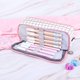 thumbnail image 2 of Estuche para lápices Estuche para lápices para estudiantes Gran capacidad con cremallera Bolso cosmético para damas (rosa a cuadros),11 Feliz Sencillez, 2 of 4