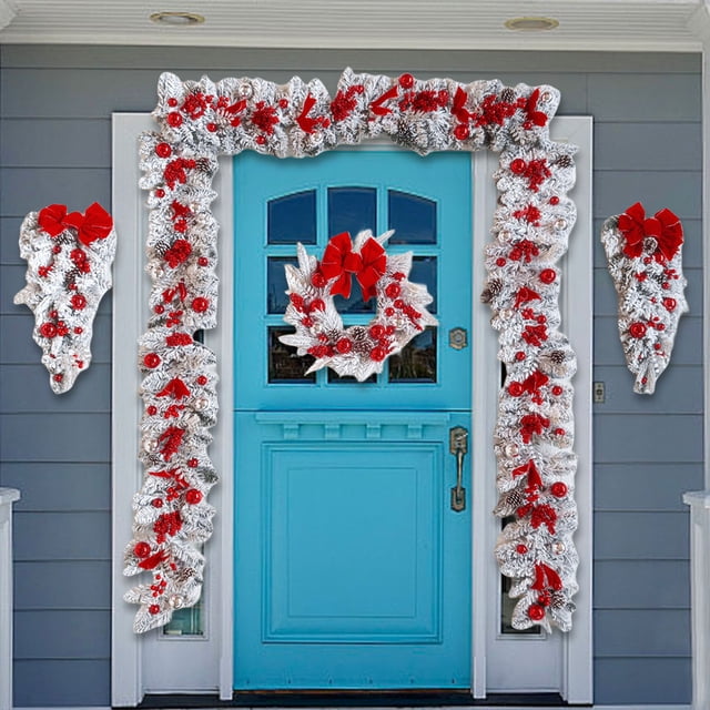 guirnalda de navidad adorno de guirnalda de navidad para decoración del hogar de vacaciones (ratán de 1,5 m) Guirnalda flocada de 1,5 m colocada como marco frontal alrededor de una puerta azul; hojas y piñas de PVC con adornos y lazos rojos, corona a juego centrada y dos colgantes en forma de lágrima a los lados; adecuada para decorar entradas, escaleras o pasamanos.