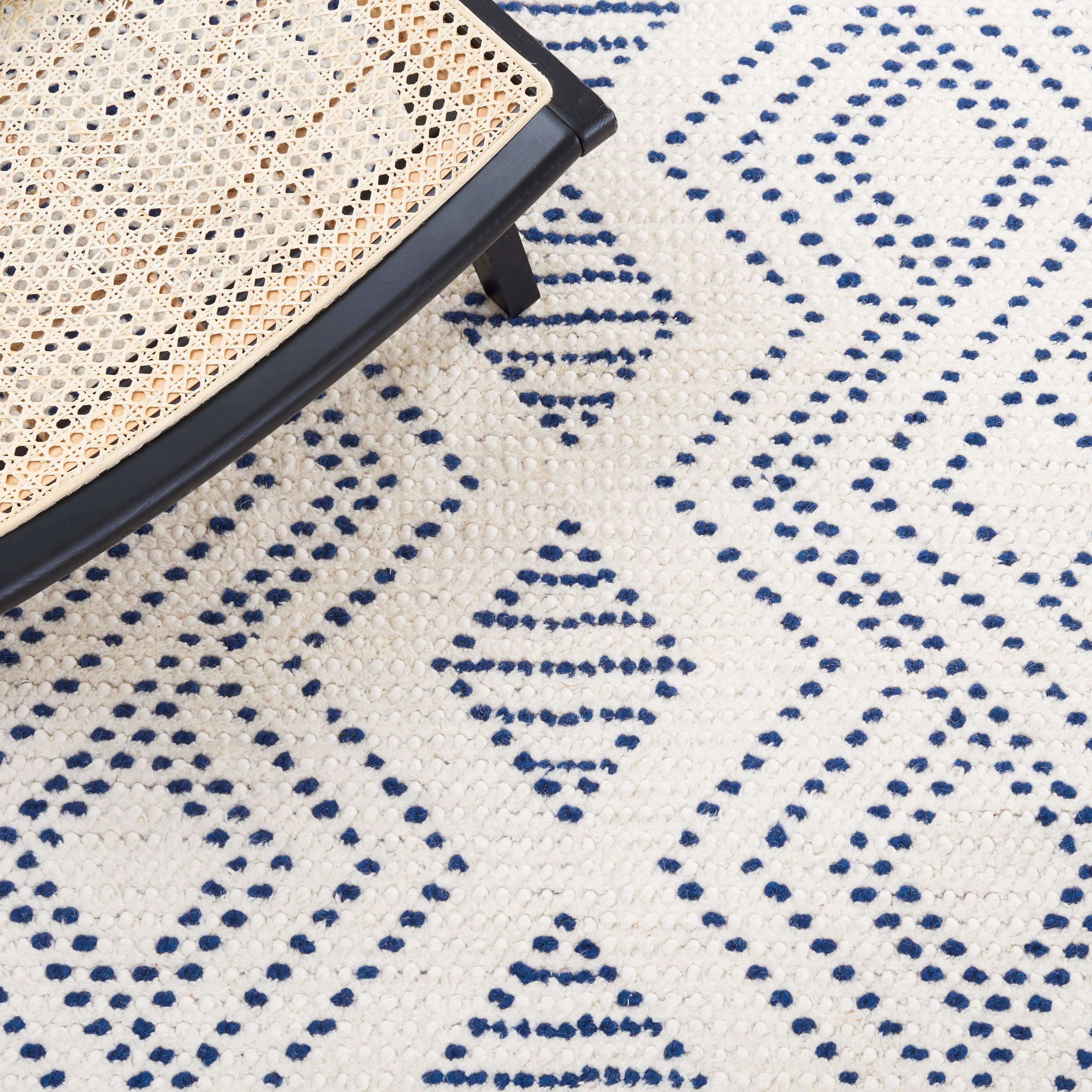 SAFAVIEH Natura Kennedy Southwestern Area Rug, Ivory/Blue, 6' x 9'