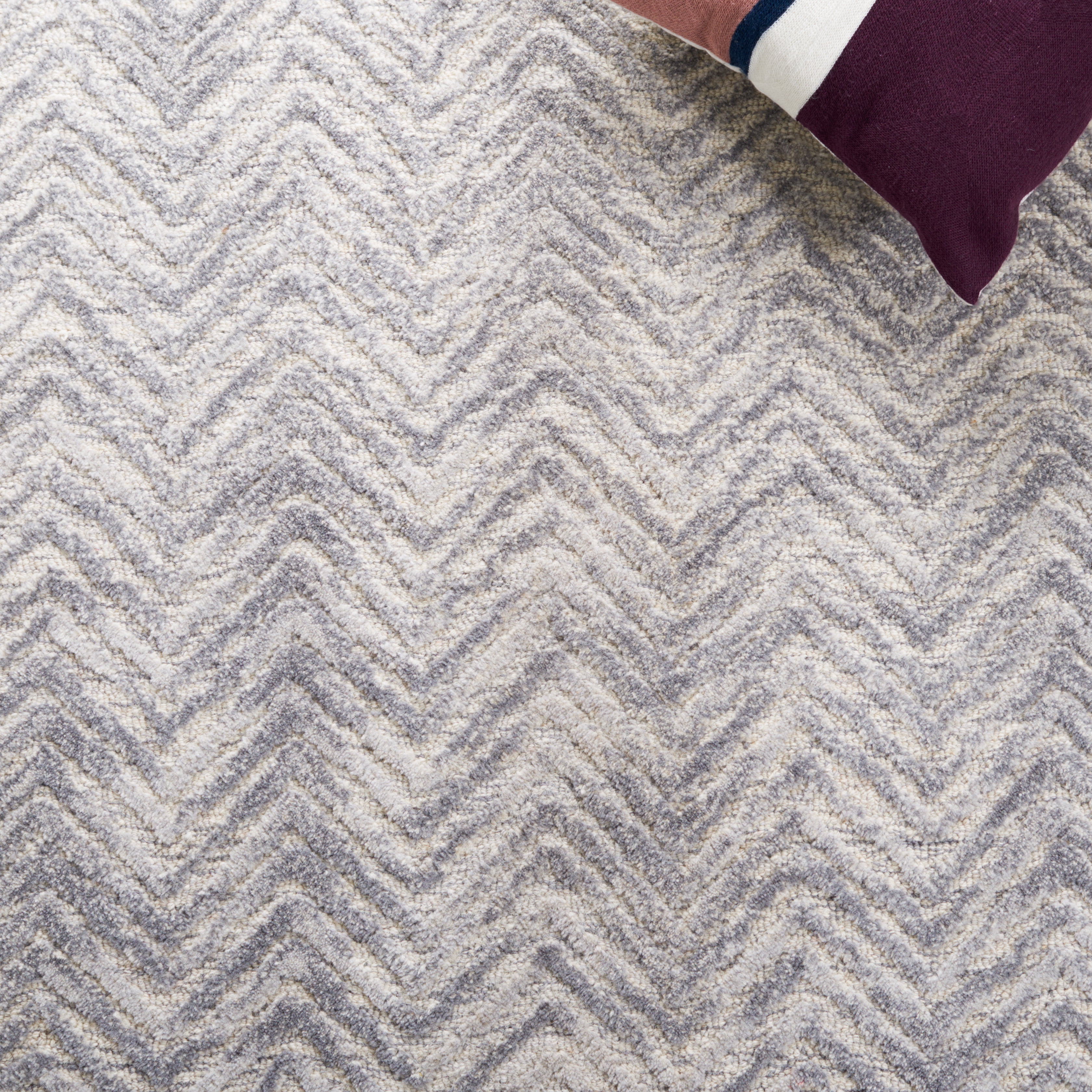 SAFAVIEH Metro Lucina Wavy Striped Runner Rug, Silver, 2'3" x 9'