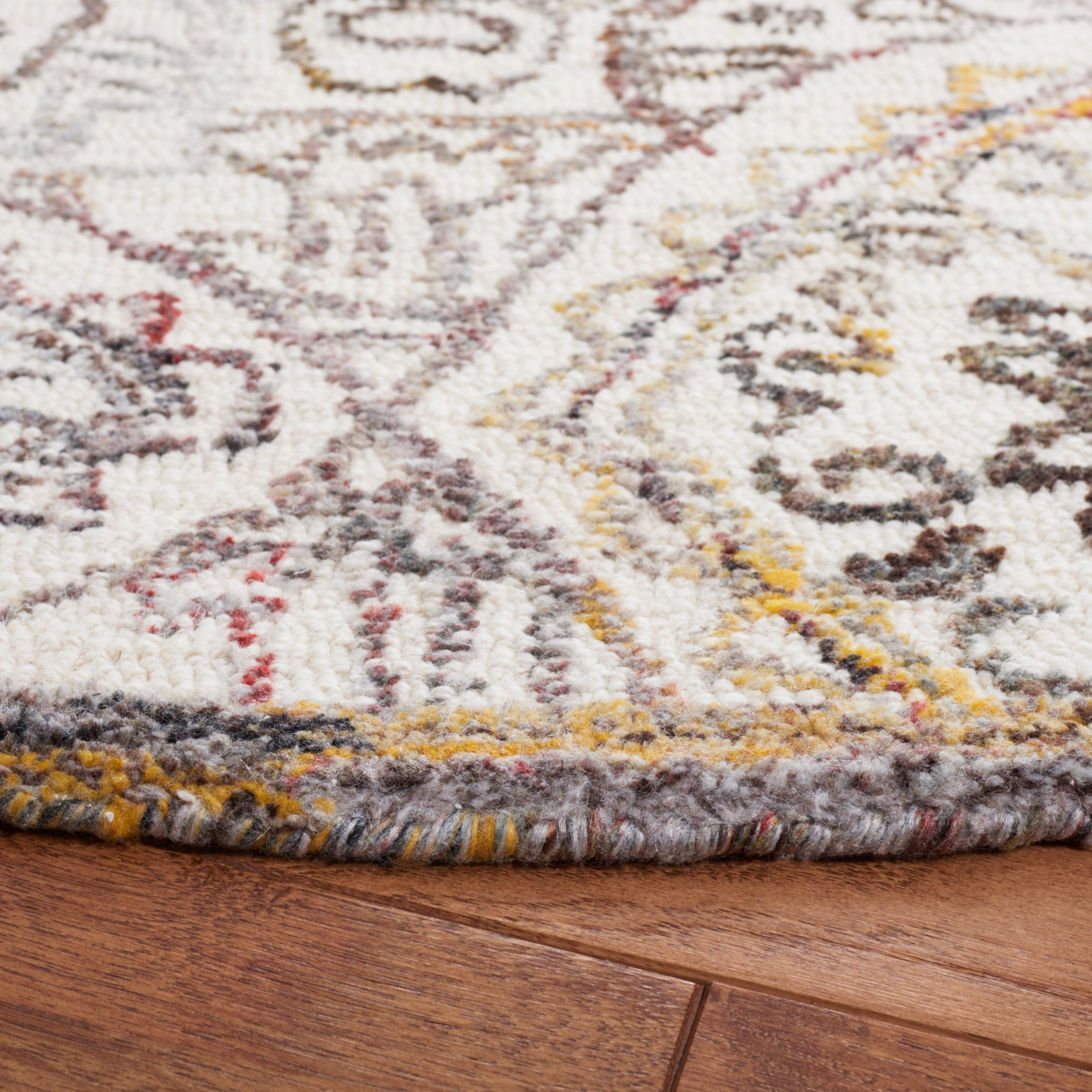 SAFAVIEH Metro Luvina Medallion Area Rug, Ivory/Red, 6' x 6' Round