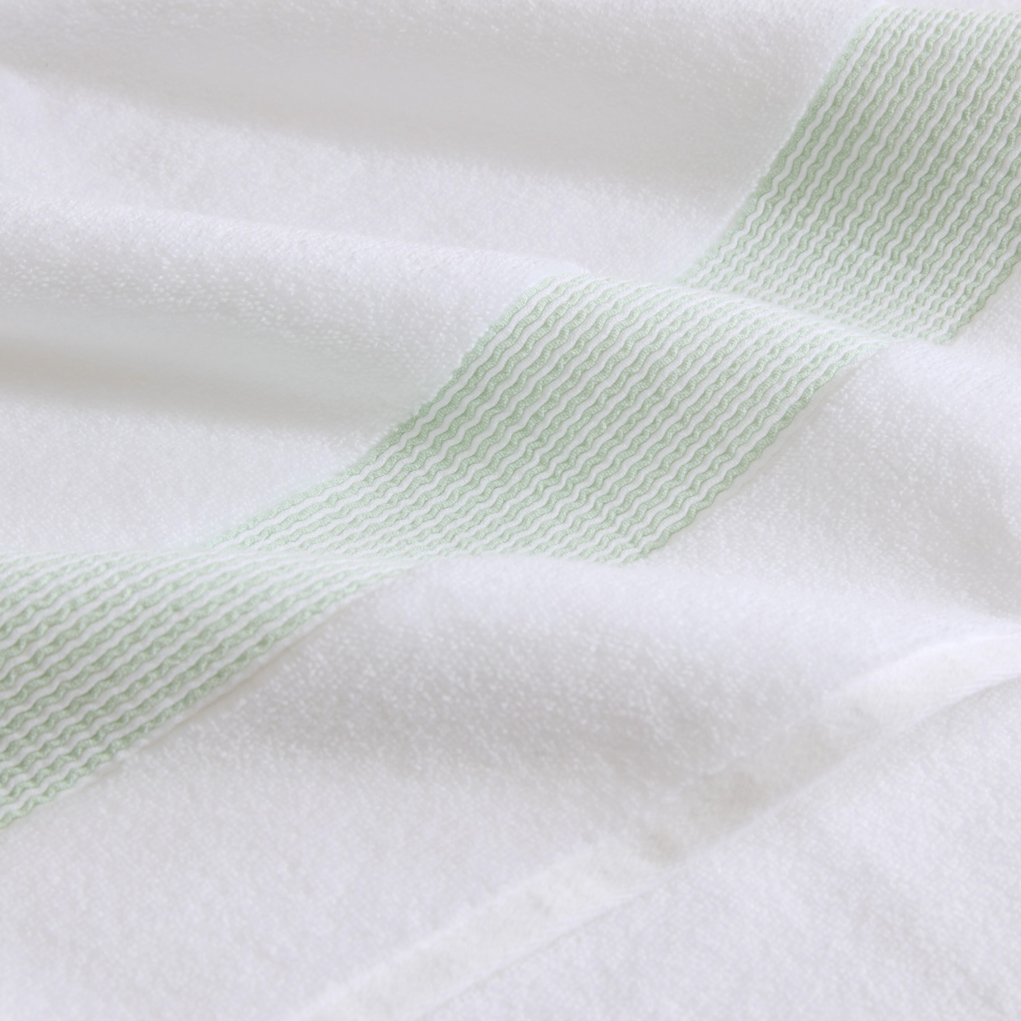 Martha Everyday Wavy Tide 2-Piece White /Sage Solid Zero Twist Cotton Bath Towel Set