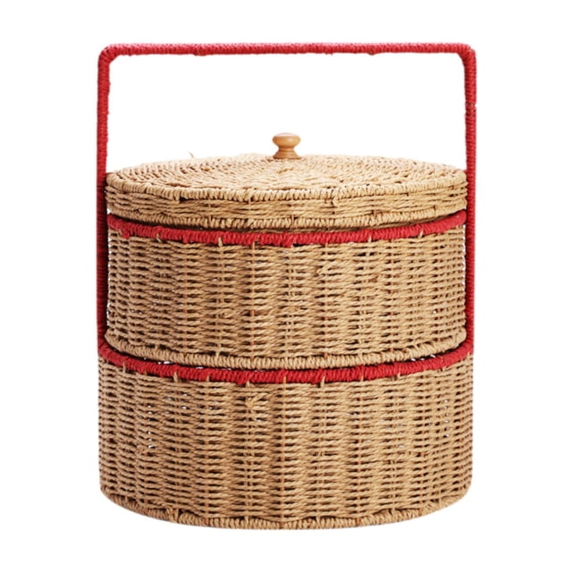 canasta de cabello tejido a mano canasta de cuerda decorativa con tapa y mango canasta de almacenamiento redondo para la playa de senderismo de parque doble capa Cesta doble capa tejida a mano en cuerda de papel, 28.5cm x 34.5cm; vista frontal centrada con tapa y botón de madera, dos compartimentos apilados separados por bordes decorativos rojos y mango envuelto en hilo rojo, acabado trenzado natural, adecuada para almacenamiento doméstico y picnics.