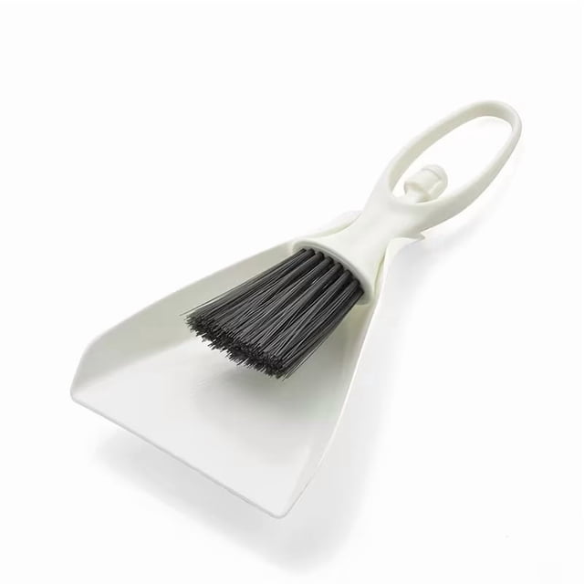Un juego de cepillos for limpiar cajones y escritorios, un mini recogedor y escoba, un cepillo for mesa de comedor y teclado, y un pequeño cepillo for grietas de escritorios.