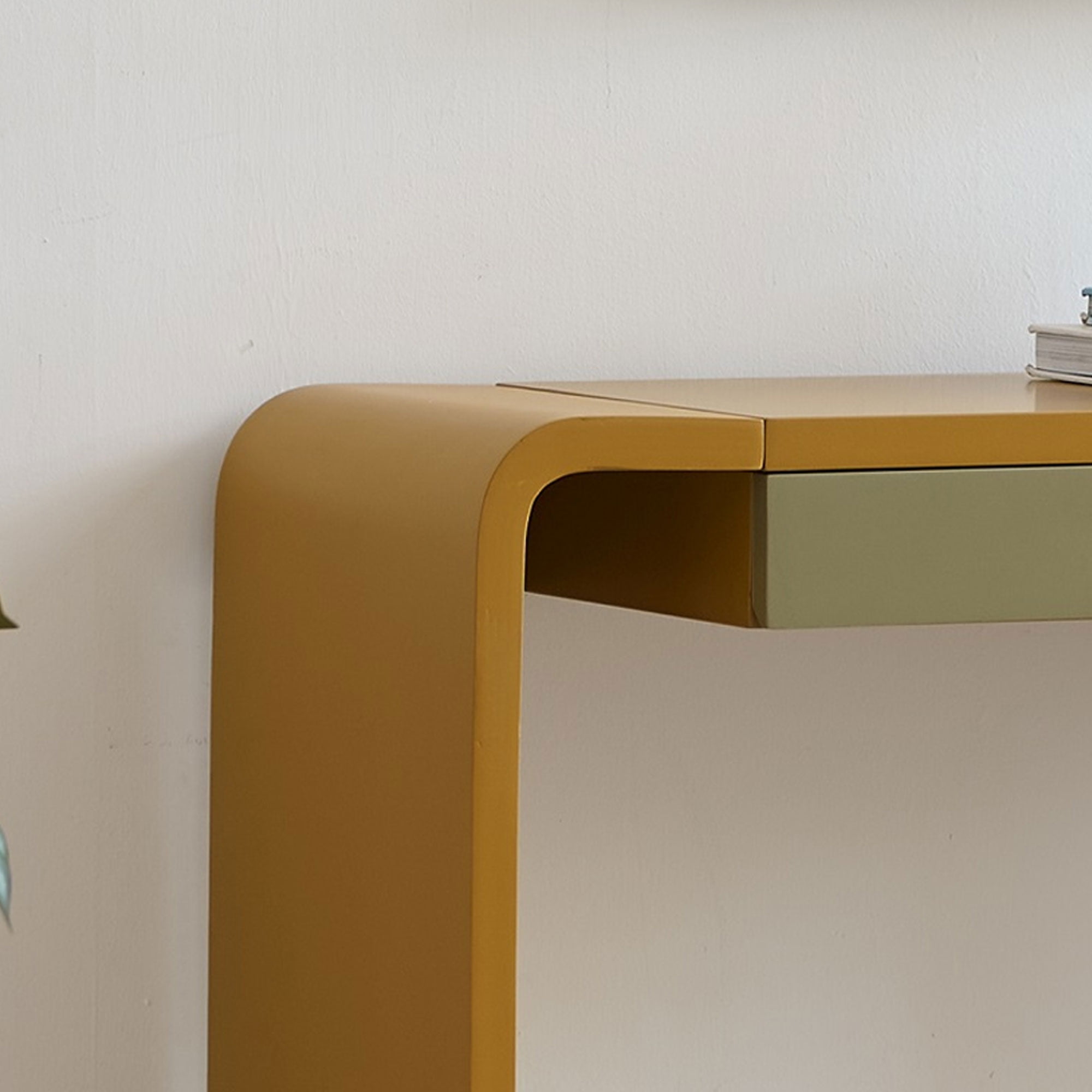 Kings Brand Furniture Yuma Wooden Console Table - Contemporary Thin Sofa Table, Side Table, Entryway Table with 2 Drawers Perfect for Hallway, Living Room, Foyer (Honey Mustard)
