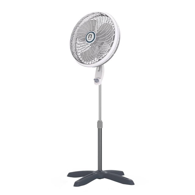ventilador navia de pedestal 18 pulgadas aspas y parrilla de plástico modelo 1821, vista frontal 3/4 con pedestal ajustable, tubo metálico y base plástica en cruz; rejilla plástica blanca ensamblada sin tornillos y aspas internas, cabezal inclinable con control de 3 velocidades que mejora la circulación de aire; también suele usarse para ventilación puntual en áreas de trabajo o estudio.