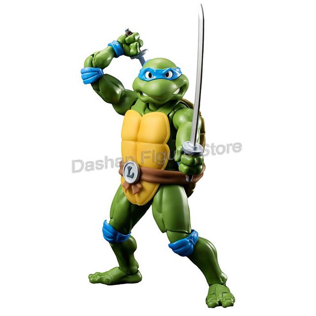 shf figura de acción de tortugas ninja mutantes adolescentes, leonardo raphael, donatello, tmnt, mickey, modelo de colección, juguetes, regalos, 14cm Figura SHF Leonardo de 14 cm en vista frontal 3/4, pose de batalla con katana alzada en mano derecha y espada en la izquierda; articulada en PVC con piel verde, peto y caparazón amarillo, antifaz y protecciones azules, hebilla 'L' en la cintura, fondo blanco neutro; adecuada para colecciones o dioramas.
