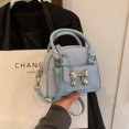 thumbnail image 3 of Versión coreana de un bolso de hombro de alta gama con lazo de moda simple para mujer, nuevo bolso bandolera tipo sillín de nicho 2025, 3 of 4