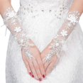 thumbnail image 1 of Guantes de encaje elegantes largos de cortesía de verano con flores y perlas y lazo para los dedos -4050358664481, 1 of 5