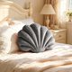 thumbnail image 4 of Cojín decorativo de terciopelo suave con forma de concha marina: cojín decorativo con forma de concha para sofá, sillón, cama o sala de estar. Cómodo cojín decorativo relleno de pelusa para la d, 4 of 6