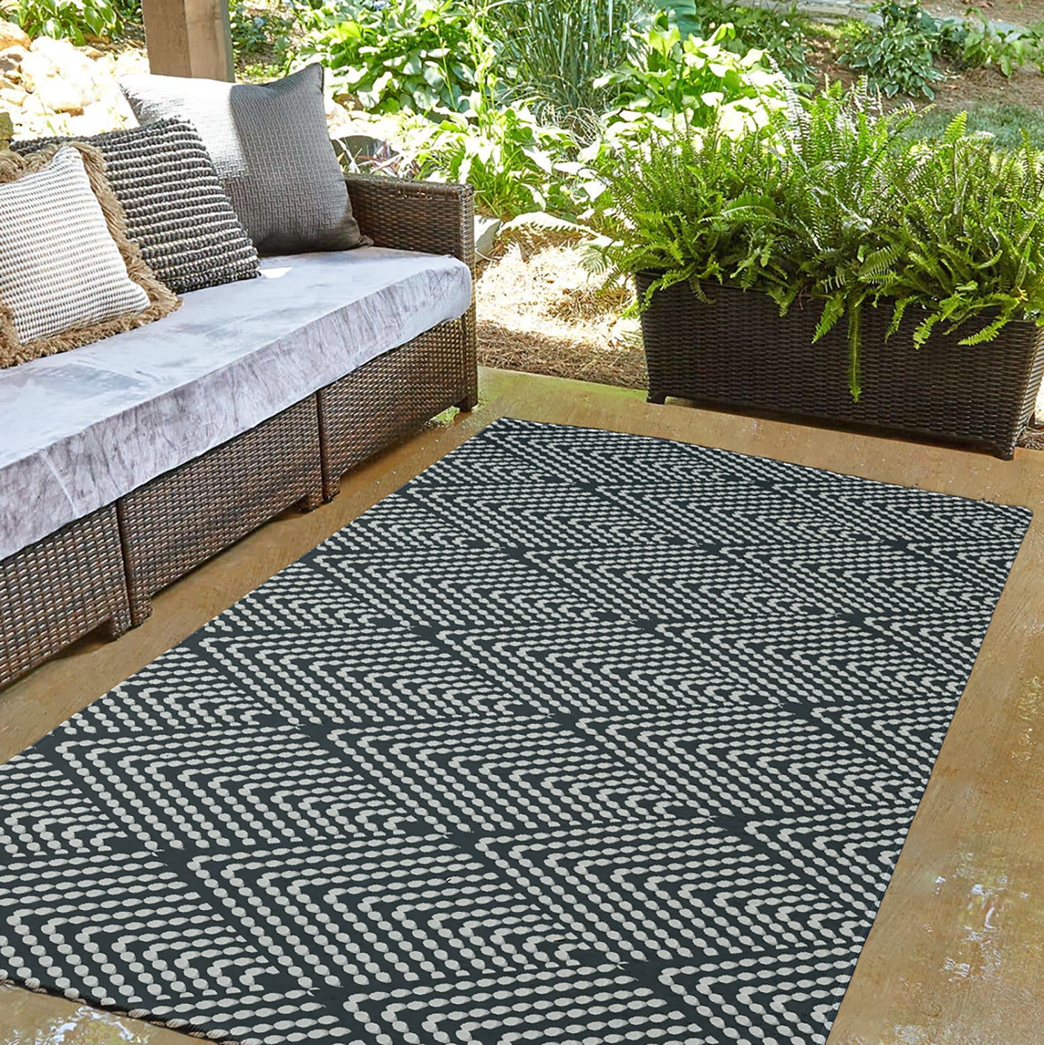 Simply Daisy 3' x 5' Pepper Lifeflor Diamond Spring Chenille Indoor/Outdoor Rug